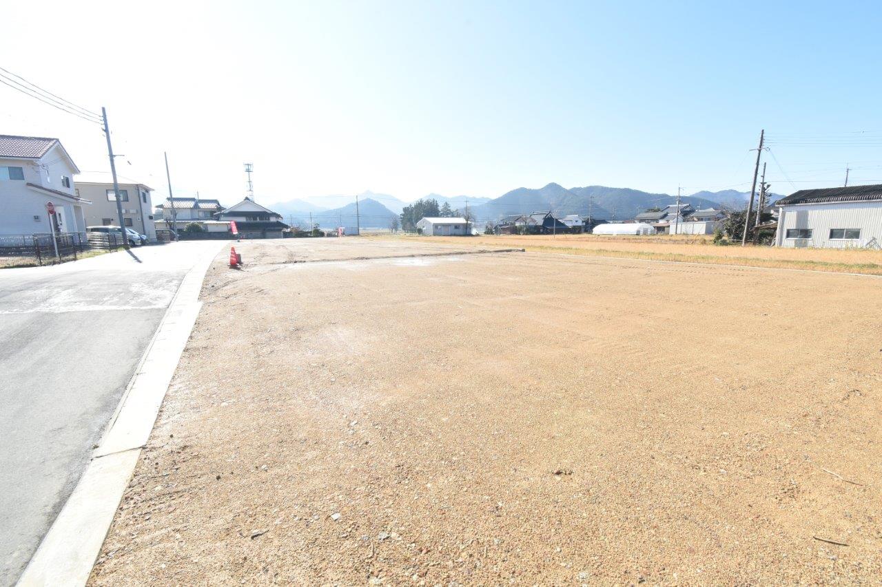 スーツを着た男女が会話をしている様子の画像