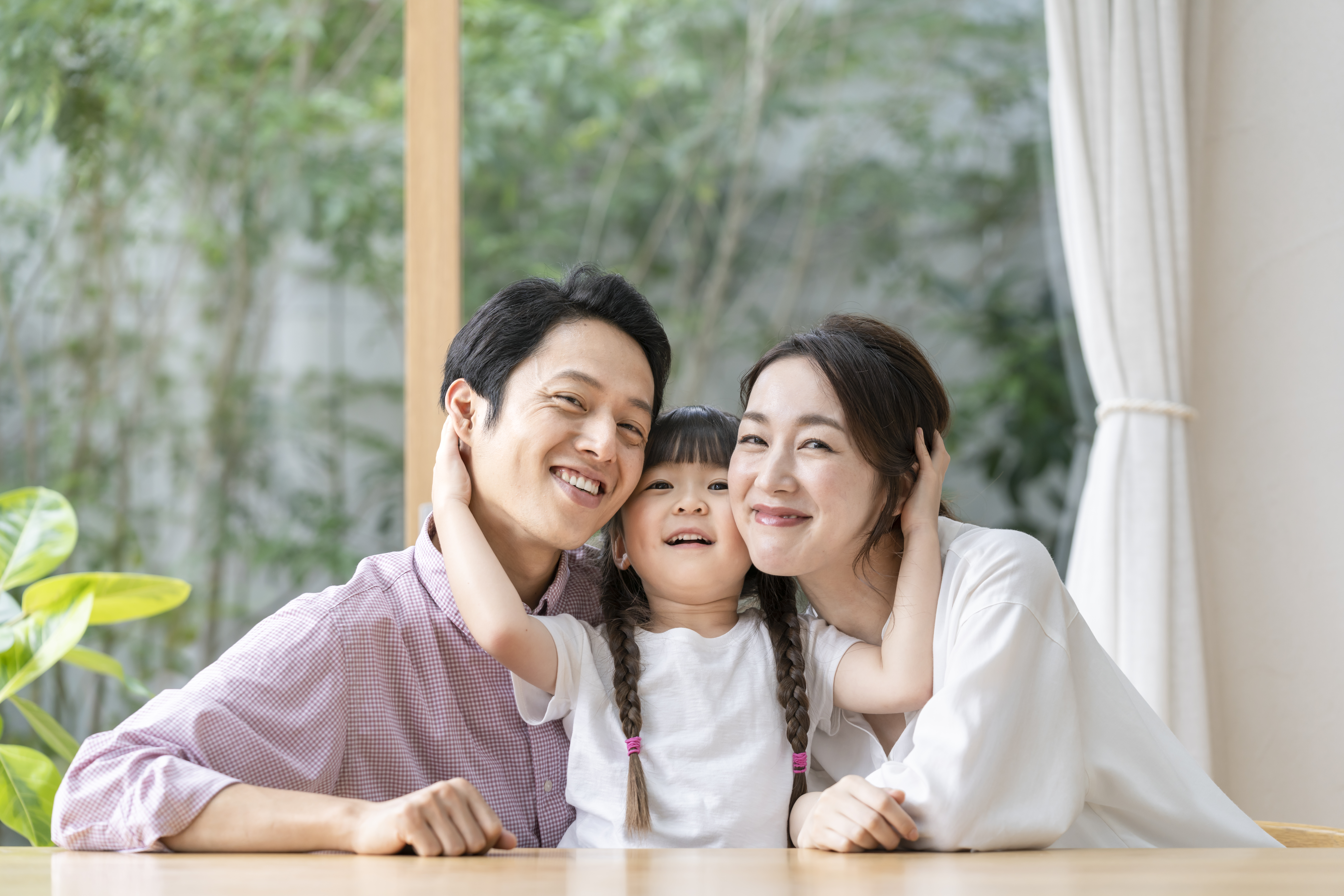 模型に指を指している様子の画像